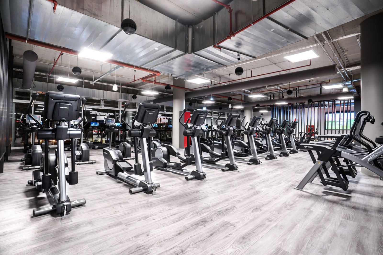 Ausdauergeräte — Life Fitness mit Screen bei CrunchFit